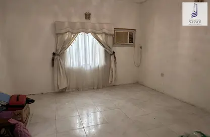 Empty Room image for: Villa - 5 Bedrooms - 4 Bathrooms for sale in Isa Town - Central Governorate, Image 1