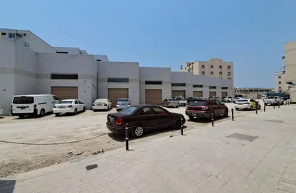متجر - استوديو - 8 حمامات للايجار في سترة - المحافظة الوسطى