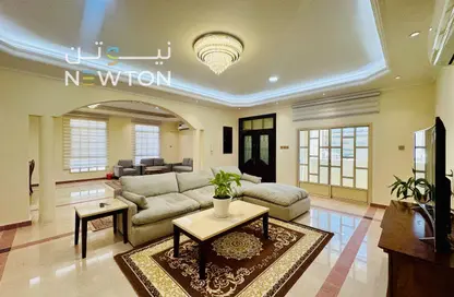 Apartment - 3 Bedrooms - 4 Bathrooms for rent in Al Juffair - Capital Governorate