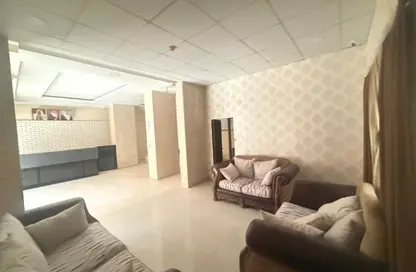 عمارة بالكامل - 3 غرف نوم - 2 حمامات للايجار في شارع المعارض - الحورة - محافظة العاصمة