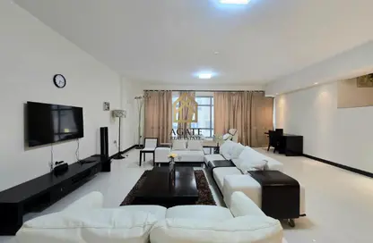 Apartment - 2 Bedrooms - 3 Bathrooms for rent in Busaiteen - Muharraq Governorate