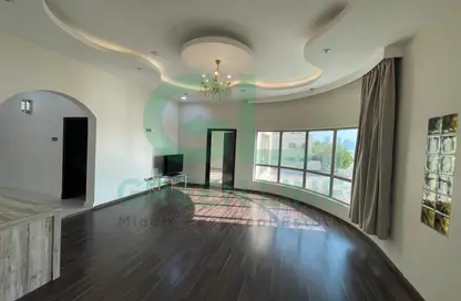 فيلا - 7 غرف نوم - 8 حمامات للايجار في عراد - المحرق