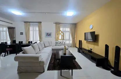 Apartment - 2 Bedrooms - 3 Bathrooms for rent in Busaiteen - Muharraq Governorate