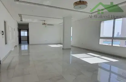 Apartment - 3 Bedrooms - 4 Bathrooms for rent in Hidd - Muharraq Governorate