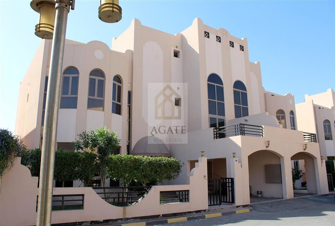 Get 4Bedroom Spacious Villa Acacias Gif