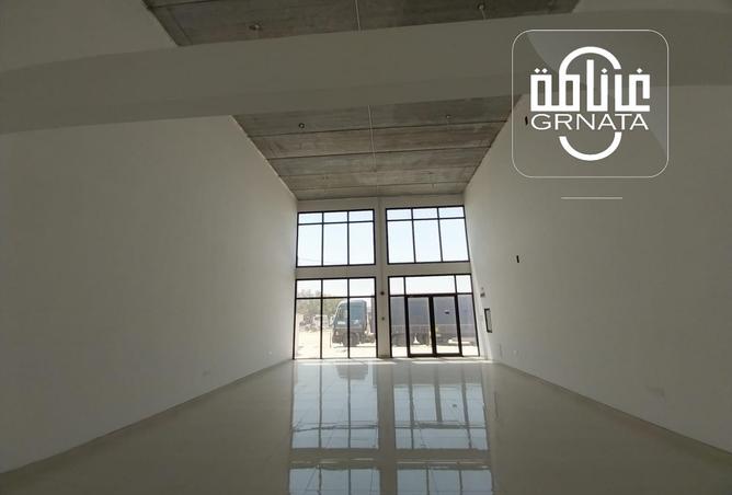 صالة عرض - استوديو للايجار في سترة - المحافظة الوسطى