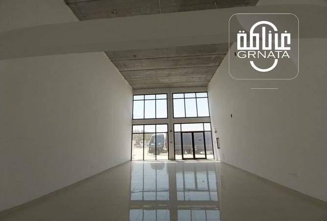 صالة عرض - استوديو - 2 حمامات للايجار في سترة - المحافظة الوسطى