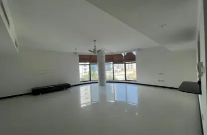 Empty Room image for: Apartment - 3 Bedrooms - 6 Bathrooms for rent in Seef - Capital Governorate, Image 1
