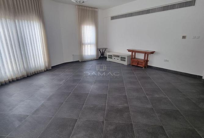 987382 - Property Image 2