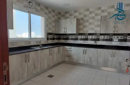 صورة لـ مطبخ شقة - 2 غرف نوم - 2 حمامات للايجار في الجنبية - المحافظة الشمالية ، صورة رقم 1