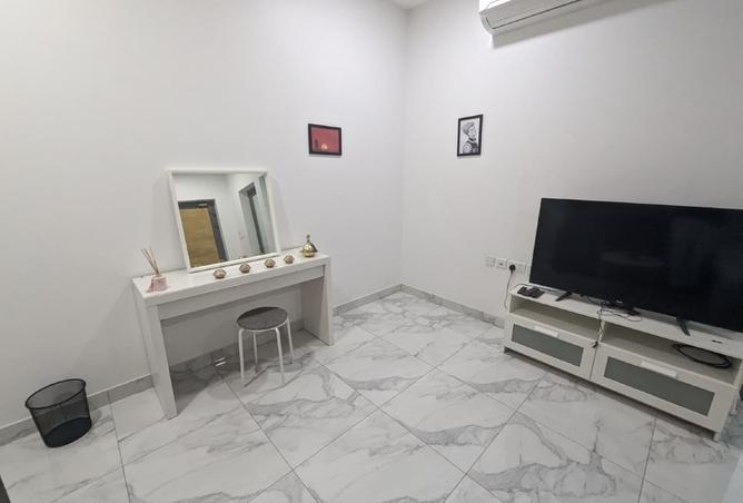 985229 - Property Image 2