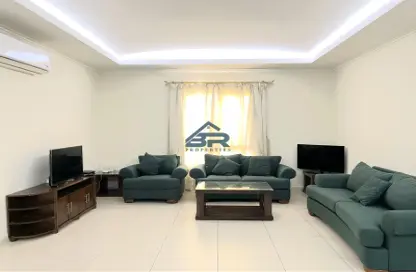 Living Room image for: Apartment - 3 Bedrooms - 2 Bathrooms for rent in Busaiteen - Muharraq Governorate, Image 1