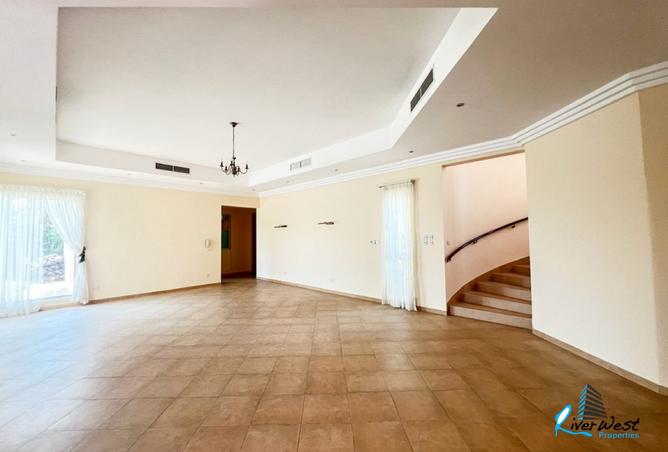 984275 - Property Image 2