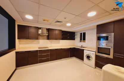 Apartment - 3 Bedrooms - 3 Bathrooms for rent in Al Juffair - Capital Governorate