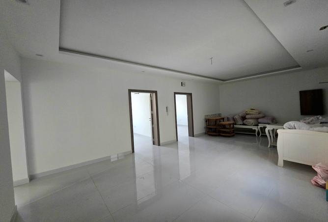 983587 - Property Image 2