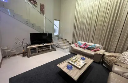 Living Room image for: Duplex - 1 Bedroom - 2 Bathrooms for rent in Seef - Capital Governorate, Image 1
