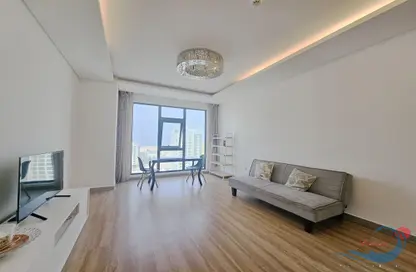 Living / Dining Room image for: Apartment - 1 Bedroom - 2 Bathrooms for sale in Amwaj Avenue - Amwaj Islands - Muharraq Governorate, Image 1