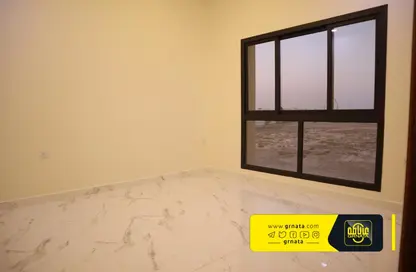 Empty Room image for: Apartment - 2 Bedrooms - 2 Bathrooms for rent in Bu Quwah - Northern Governorate, Image 1