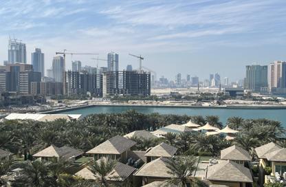 Apartment - 2 Bedrooms - 3 Bathrooms for rent in Reef Island - Capital Governorate