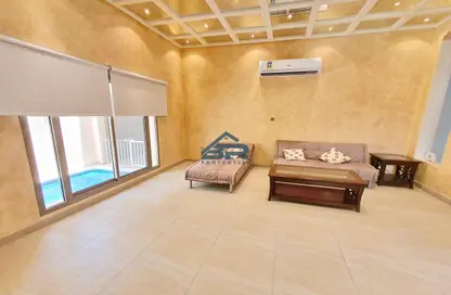 Living Room image for: Villa - 5 Bedrooms - 6 Bathrooms for rent in Busaiteen - Muharraq Governorate, Image 1