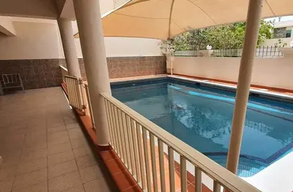 صورة لـ حوض سباحة فيلا - 5 غرف نوم - 7 حمامات للايجار في عراد - المحرق ، صورة رقم 1