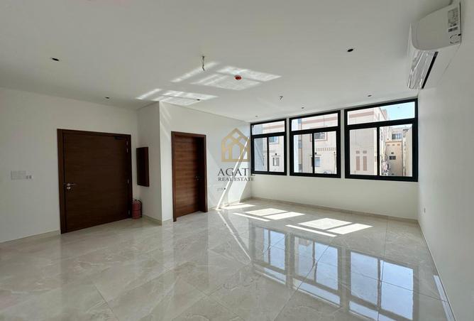 Apartment - 3 Bedrooms - 4 Bathrooms for rent in Busaiteen - Muharraq Governorate