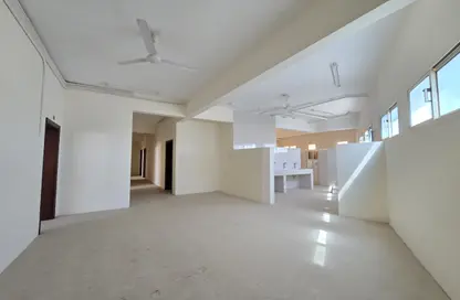 سكن عمال - استوديو - 8 حمامات للايجار في سترة - المحافظة الوسطى