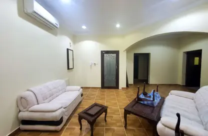 Apartment - 2 Bedrooms - 2 Bathrooms for rent in Busaiteen - Muharraq Governorate