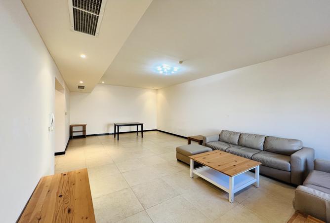 983672 - Property Image 2