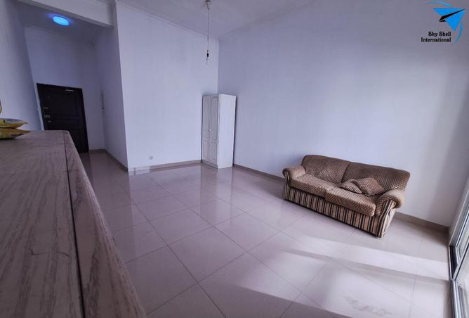 958043 - Property Image 2