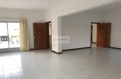 Empty Room image for: Villa - 4 Bedrooms - 3 Bathrooms for rent in Saar - Northern Governorate, Image 1