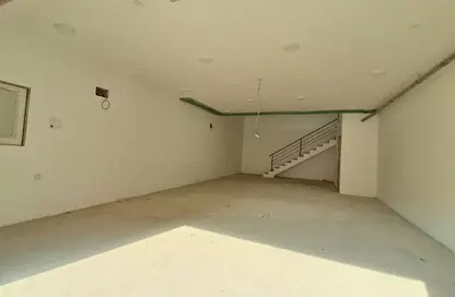 متجر - استوديو - 1 حمام للايجار في سترة - المحافظة الوسطى