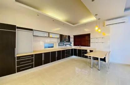 Kitchen image for: Villa - 4 Bedrooms - 4 Bathrooms for rent in Janabiya - Northern Governorate, Image 1
