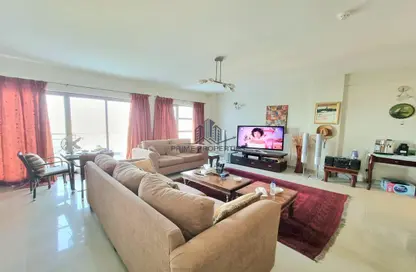 Living Room image for: Apartment - 2 Bedrooms - 3 Bathrooms for sale in Tala Island - Amwaj Islands - Muharraq Governorate, Image 1