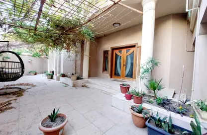 Villa - 5 Bedrooms - 4 Bathrooms for rent in Bu Ashira - Capital Governorate