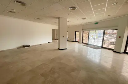 Show Room - Studio - 2 Bathrooms for rent in Manama Downtown - Manama - Capital Governorate