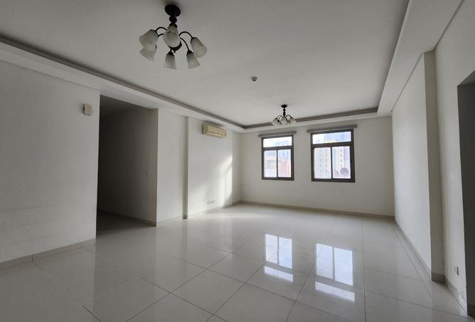 Apartment - 3 Bedrooms - 4 Bathrooms for rent in Seef - Capital Governorate