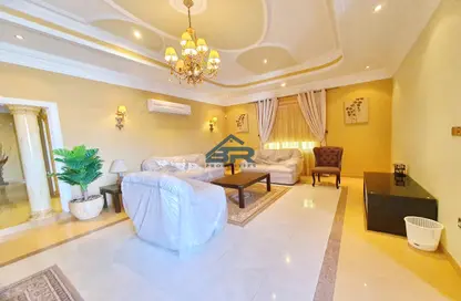 Living Room image for: Villa - 4 Bedrooms - 3 Bathrooms for rent in Busaiteen - Muharraq Governorate, Image 1