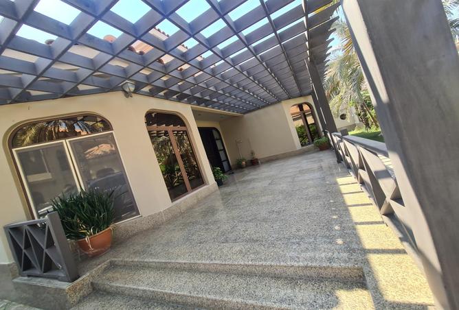 989788 - Property Image 2