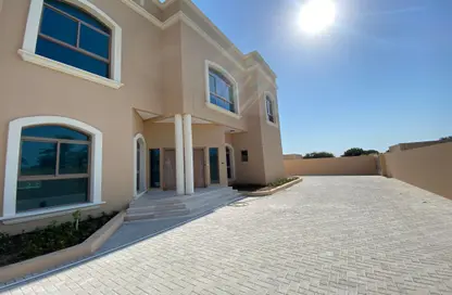 فيلا - 5 غرف نوم - 5 حمامات للايجار في الجنبية - المحافظة الشمالية