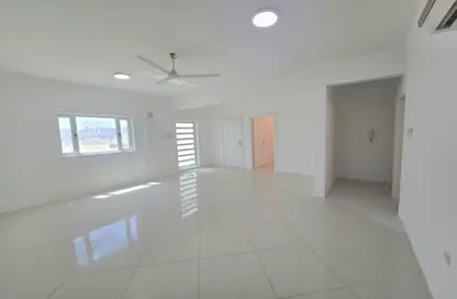 Apartment - 3 Bedrooms - 2 Bathrooms for rent in Busaiteen - Muharraq Governorate