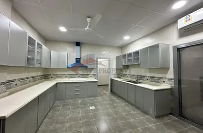 شقة - 4 غرف نوم - 5 حمامات للبيع في الحد - المحرق