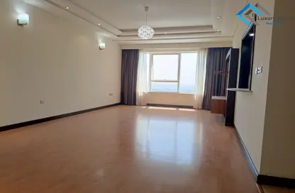 Apartment - 3 Bedrooms - 4 Bathrooms for rent in Sanabis - Manama - Capital Governorate