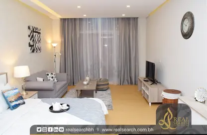 Living Room image for: Apartment - 1 Bathroom for rent in Al Juffair - Capital Governorate, Image 1