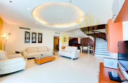 Duplex - 4 Bedrooms - 4 Bathrooms for rent in Al Juffair - Capital Governorate