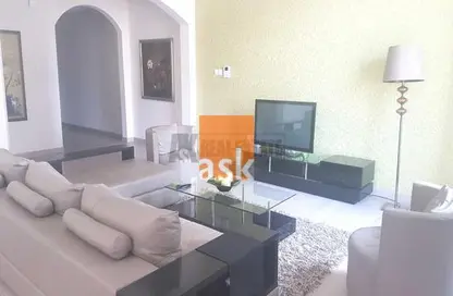 Living Room image for: Apartment - 2 Bedrooms - 3 Bathrooms for rent in Seef - Capital Governorate, Image 1