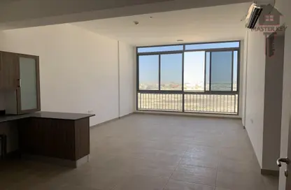 Empty Room image for: Apartment - 2 Bedrooms - 2 Bathrooms for sale in Janabiya - Northern Governorate, Image 1