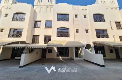 فيلا - 3 غرف نوم - 5 حمامات للايجار في الجنبية - المحافظة الشمالية