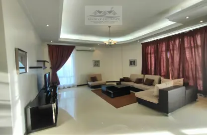 Living Room image for: Apartment - 3 Bedrooms - 3 Bathrooms for rent in Busaiteen - Muharraq Governorate, Image 1