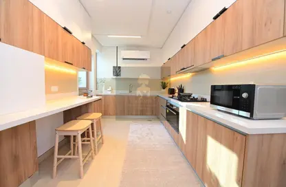 فيلا - 4 غرف نوم - 5 حمامات للبيع في عراد - المحرق